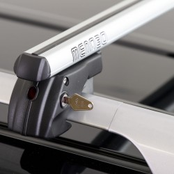 MENABO ΜΠΑΡΕΣ ΟΡΟΦΗΣ ΑΛΟΥΜΙΝΙΟΥ SHERMAN XL SILVER 135 cm ΣΕ ΑΣΗΜΙ ΧΡΩΜΑ ΓΙΑ SsangYong Rexton Sport (Y400) / Musso (Q200) 4 doors 2017> ΜΕ RAISED RAILS (Παράλληλες Μπάρες με Κενό) - 2 ΤΕΜ. (9470/MB)